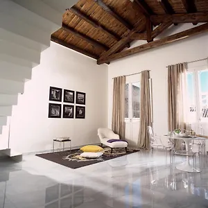 Right House - Characteristic Marina District Apartment